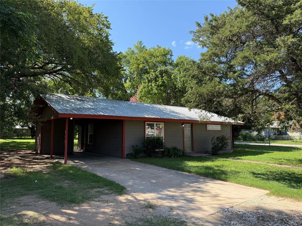 300 Eagleston ST, Smithville, TX 78957
