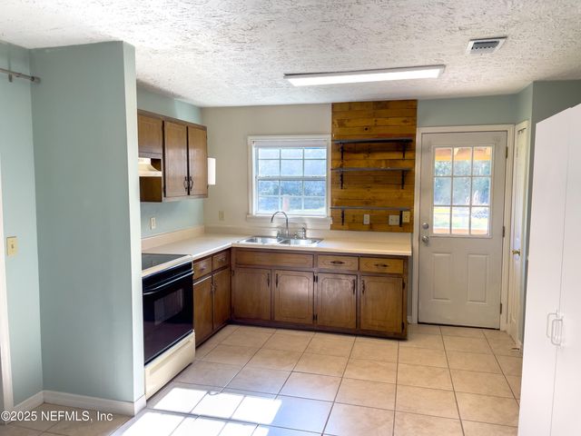 201 BEAVER Lane, Palatka, FL 32177