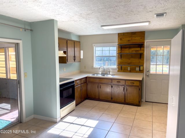 201 BEAVER Lane, Palatka, FL 32177
