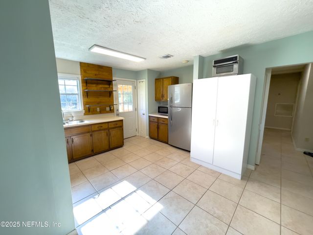 201 BEAVER Lane, Palatka, FL 32177