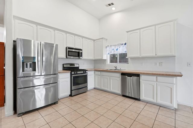 2050 N Charter Oak Court, Visalia, CA 93292