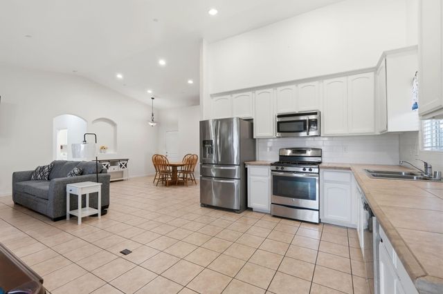 2050 N Charter Oak Court, Visalia, CA 93292