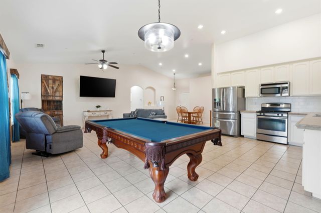 2050 N Charter Oak Court, Visalia, CA 93292