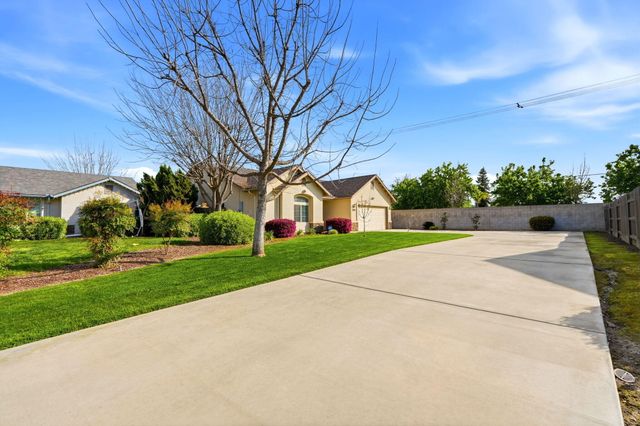2050 N Charter Oak Court, Visalia, CA 93292