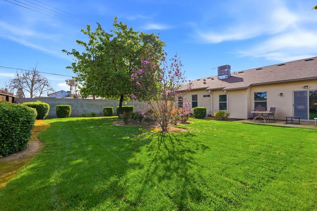 2050 N Charter Oak Court, Visalia, CA 93292