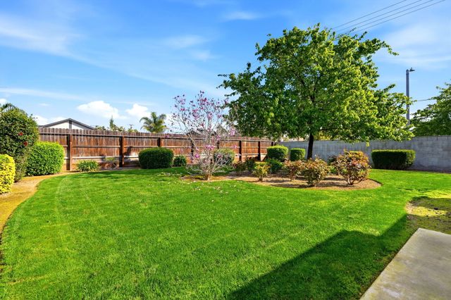 2050 N Charter Oak Court, Visalia, CA 93292