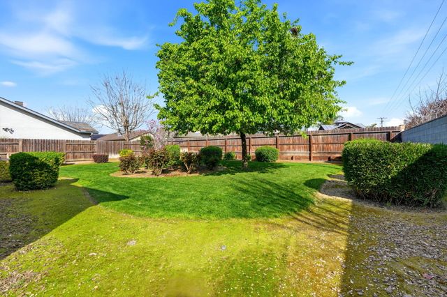 2050 N Charter Oak Court, Visalia, CA 93292