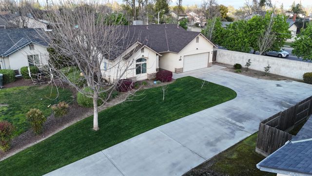 2050 N Charter Oak Court, Visalia, CA 93292