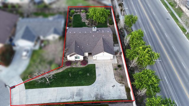 2050 N Charter Oak Court, Visalia, CA 93292