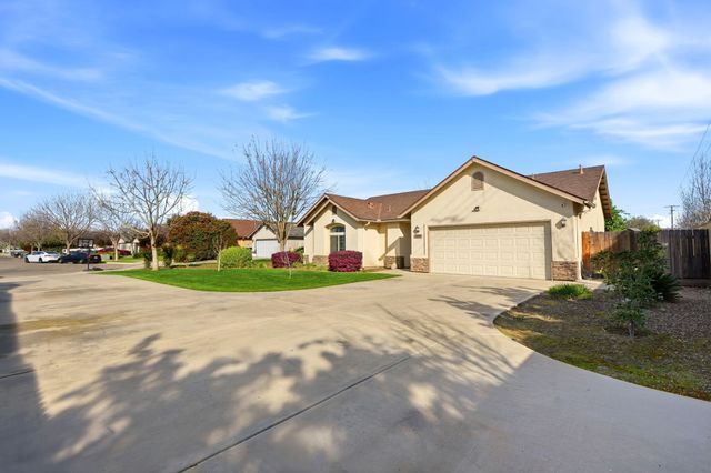 2050 N Charter Oak Court, Visalia, CA 93292