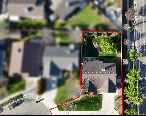 2050 N Charter Oak Court, Visalia, CA 93292