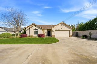 2050 N Charter Oak Court, Visalia, CA 93292