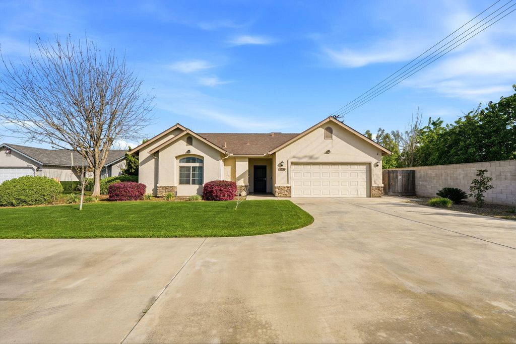 2050 N Charter Oak Court, Visalia, CA 93292