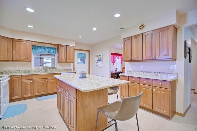 946 Grey Fox Avenue, Sebring, FL 33875