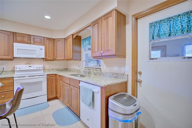 946 Grey Fox Avenue, Sebring, FL 33875