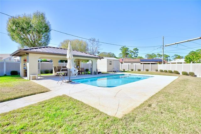 946 Grey Fox Avenue, Sebring, FL 33875