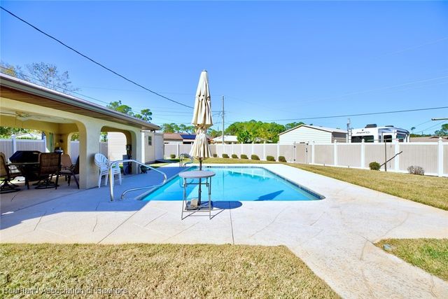 946 Grey Fox Avenue, Sebring, FL 33875