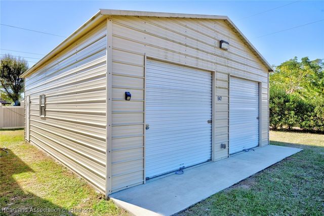 946 Grey Fox Avenue, Sebring, FL 33875