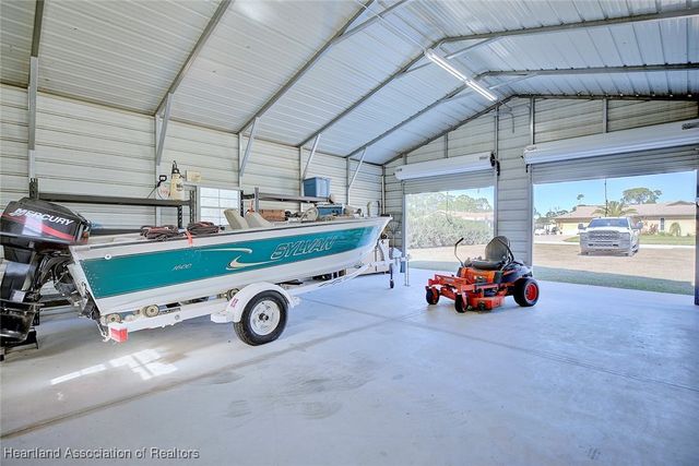 946 Grey Fox Avenue, Sebring, FL 33875