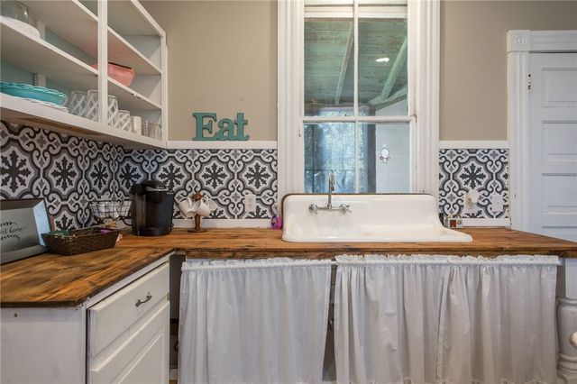 1261 Grove Ave, Waycross, GA 31501