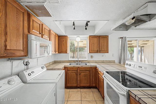 8201 W SELLS Drive, Phoenix, AZ 85033