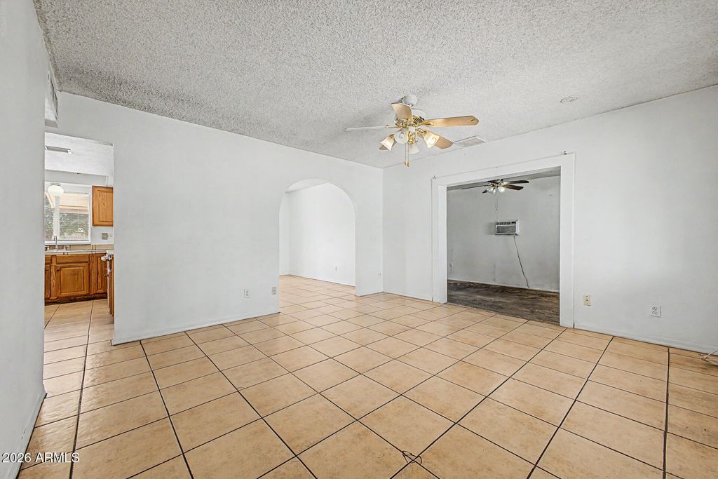 8201 W SELLS Drive, Phoenix, AZ 85033 — photo 4