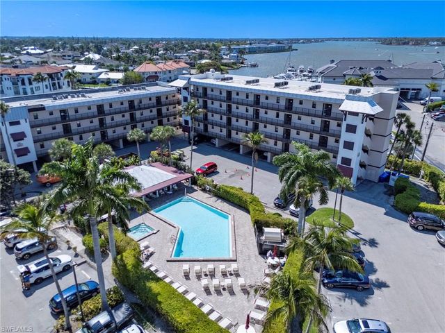 805 River Point DR 103C, Naples, FL 34102