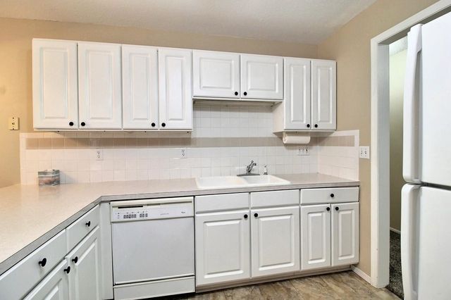 1218 N Wild Turkey Dr, Derby, KS 67037