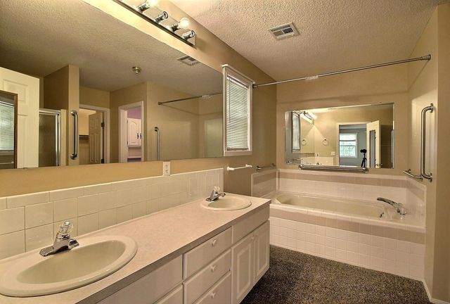 1218 N Wild Turkey Dr, Derby, KS 67037