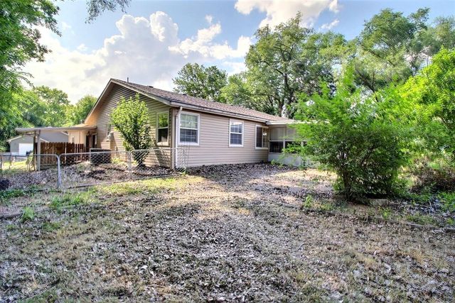 1218 N Wild Turkey Dr, Derby, KS 67037