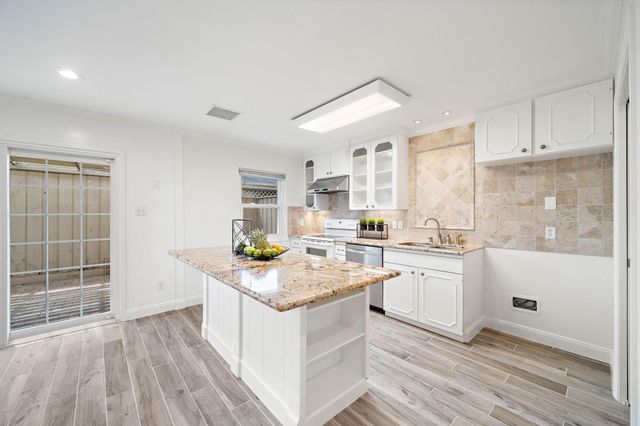 6434 Burgoyne Road 109, Houston, TX 77057