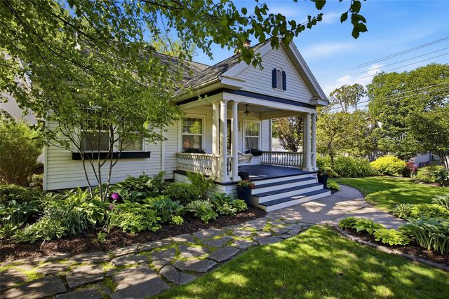 203 25th St Dr SE, Cedar Rapids, IA 52403