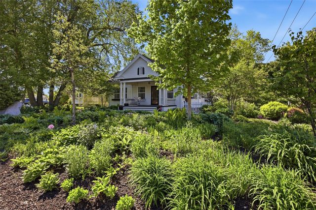 203 25th St Dr SE, Cedar Rapids, IA 52403