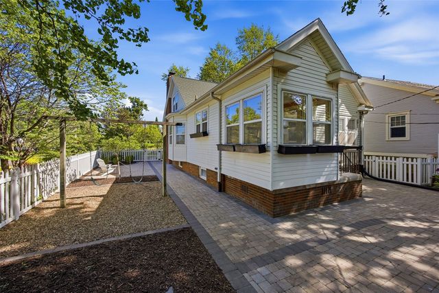 203 25th St Dr SE, Cedar Rapids, IA 52403