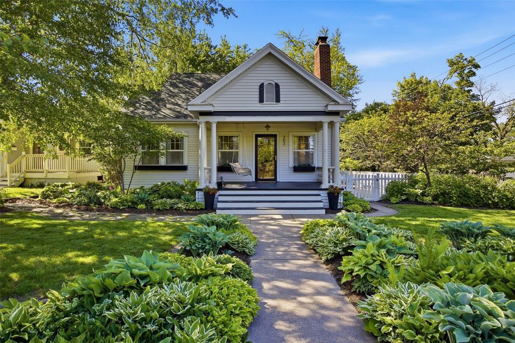 203 25th St Dr SE, Cedar Rapids, IA 52403