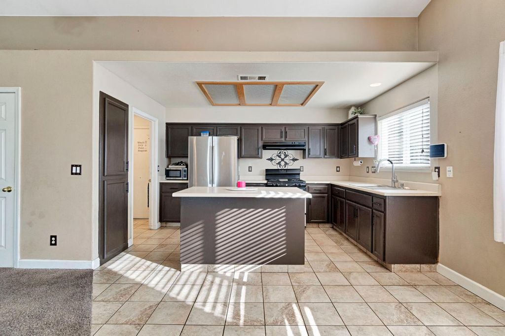 Image 10 of property listing at 1500 Josephine Court, Madera, CA 93638