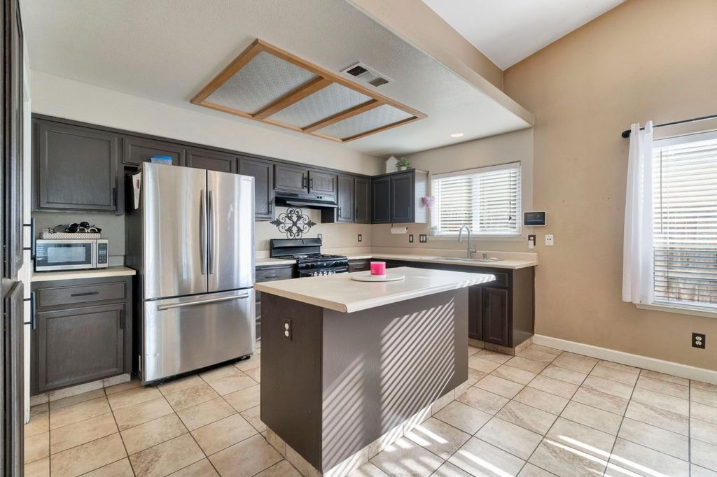 Image 11 of property listing at 1500 Josephine Court, Madera, CA 93638