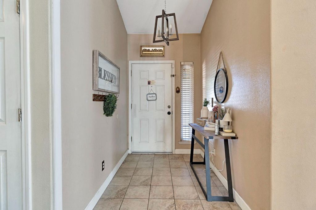 Image 6 of property listing at 1500 Josephine Court, Madera, CA 93638