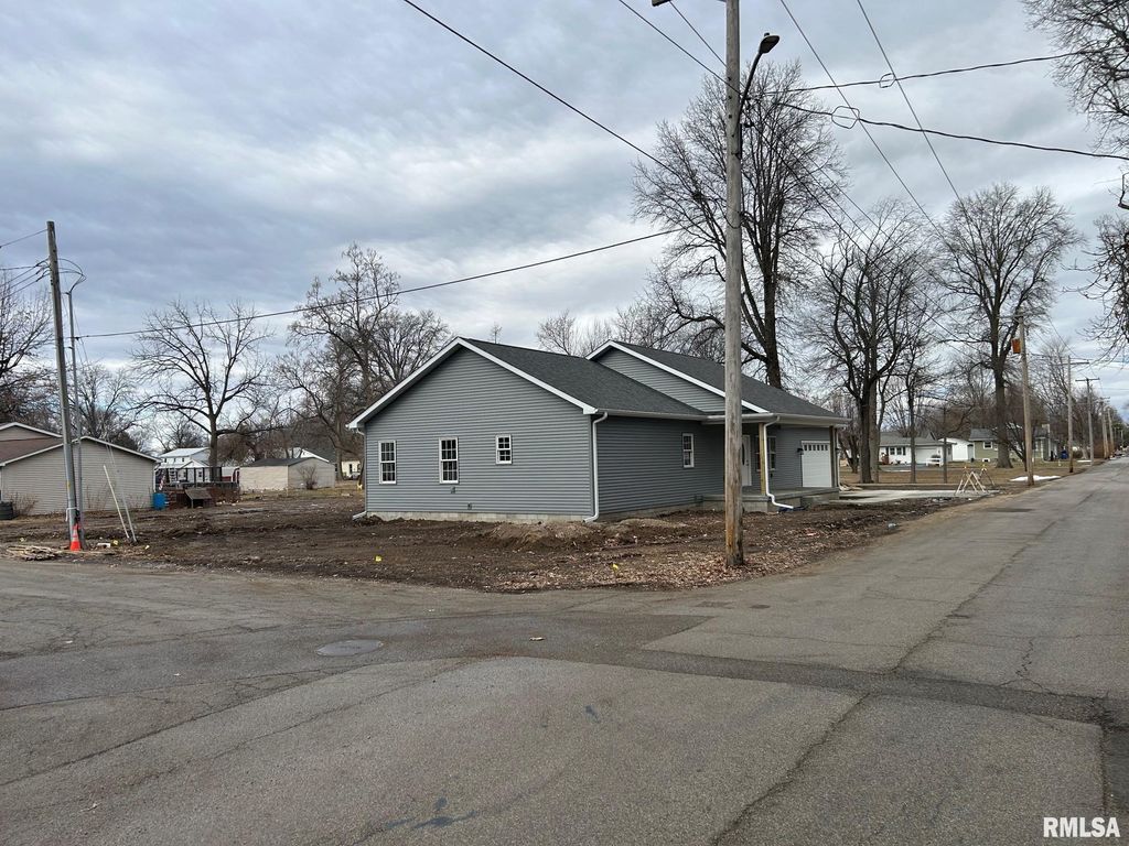 907 N Snodgrass Street, Taylorville, IL 62568