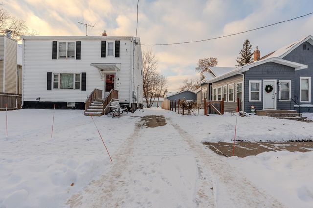 817 9th Street S, Fargo, ND 58103