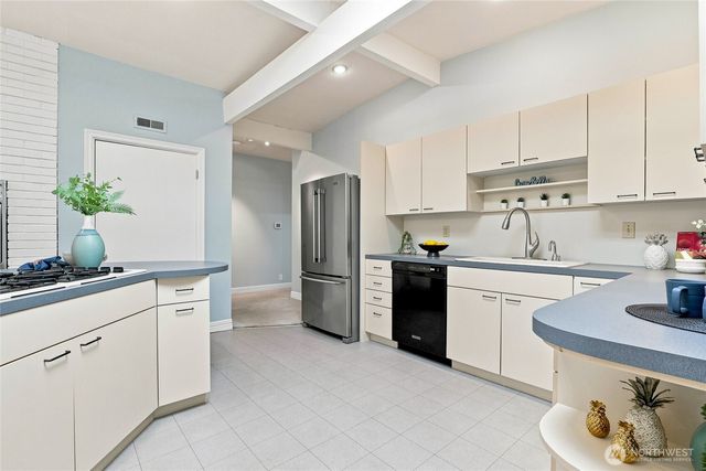 8218 SE 36th Street, Mercer Island, WA 98040