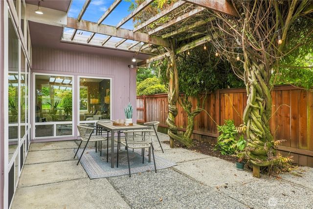 8218 SE 36th Street, Mercer Island, WA 98040