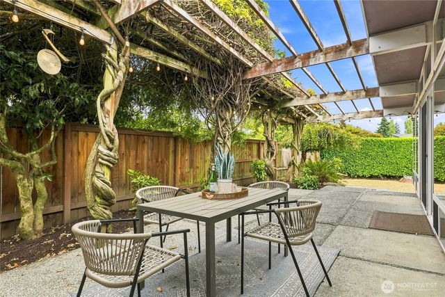 8218 SE 36th Street, Mercer Island, WA 98040