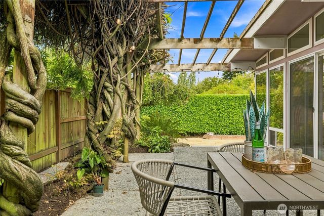 8218 SE 36th Street, Mercer Island, WA 98040