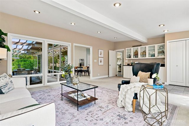 8218 SE 36th Street, Mercer Island, WA 98040