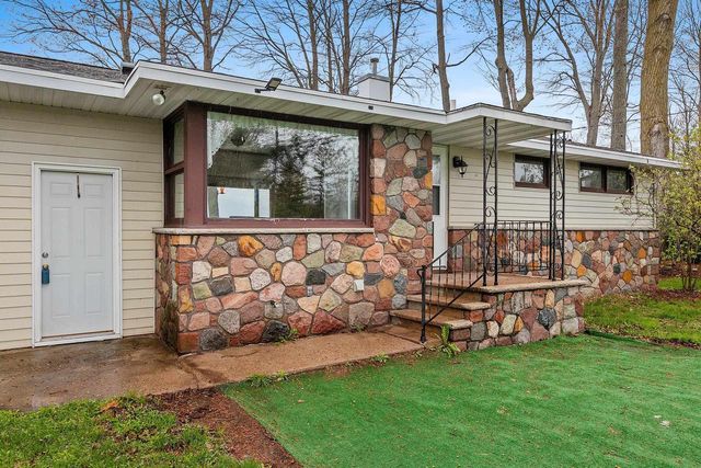 W8314 RUSTIC DRIVE, Clintonville, WI 54929