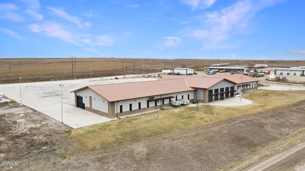 6611 2nd Avenue W, Williston, ND 58801 photo 2