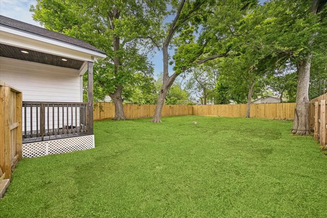 428 Neyland Street, Houston, TX 77022