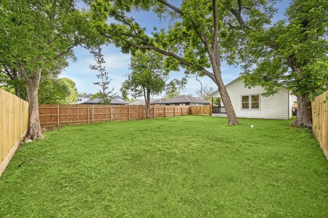 428 Neyland Street, Houston, TX 77022