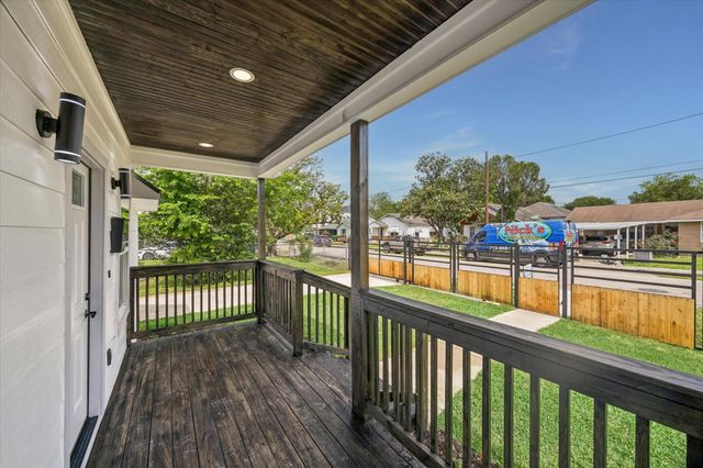 428 Neyland Street, Houston, TX 77022